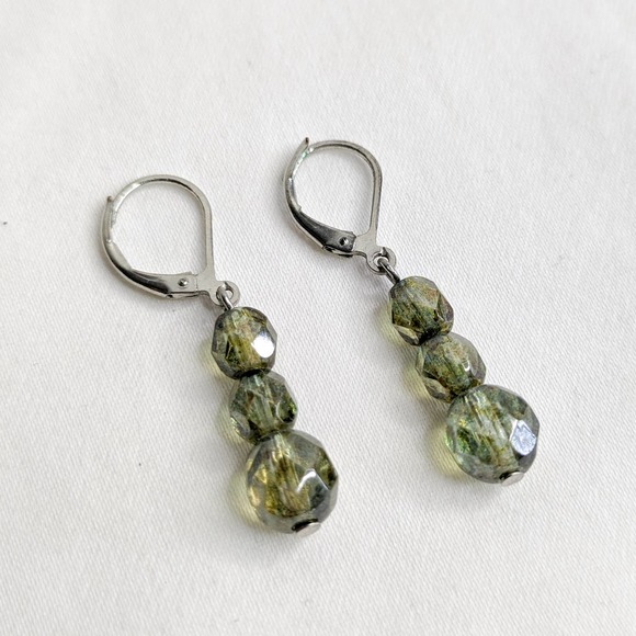 beaded dangly earrings, green - Picture 2 of 2